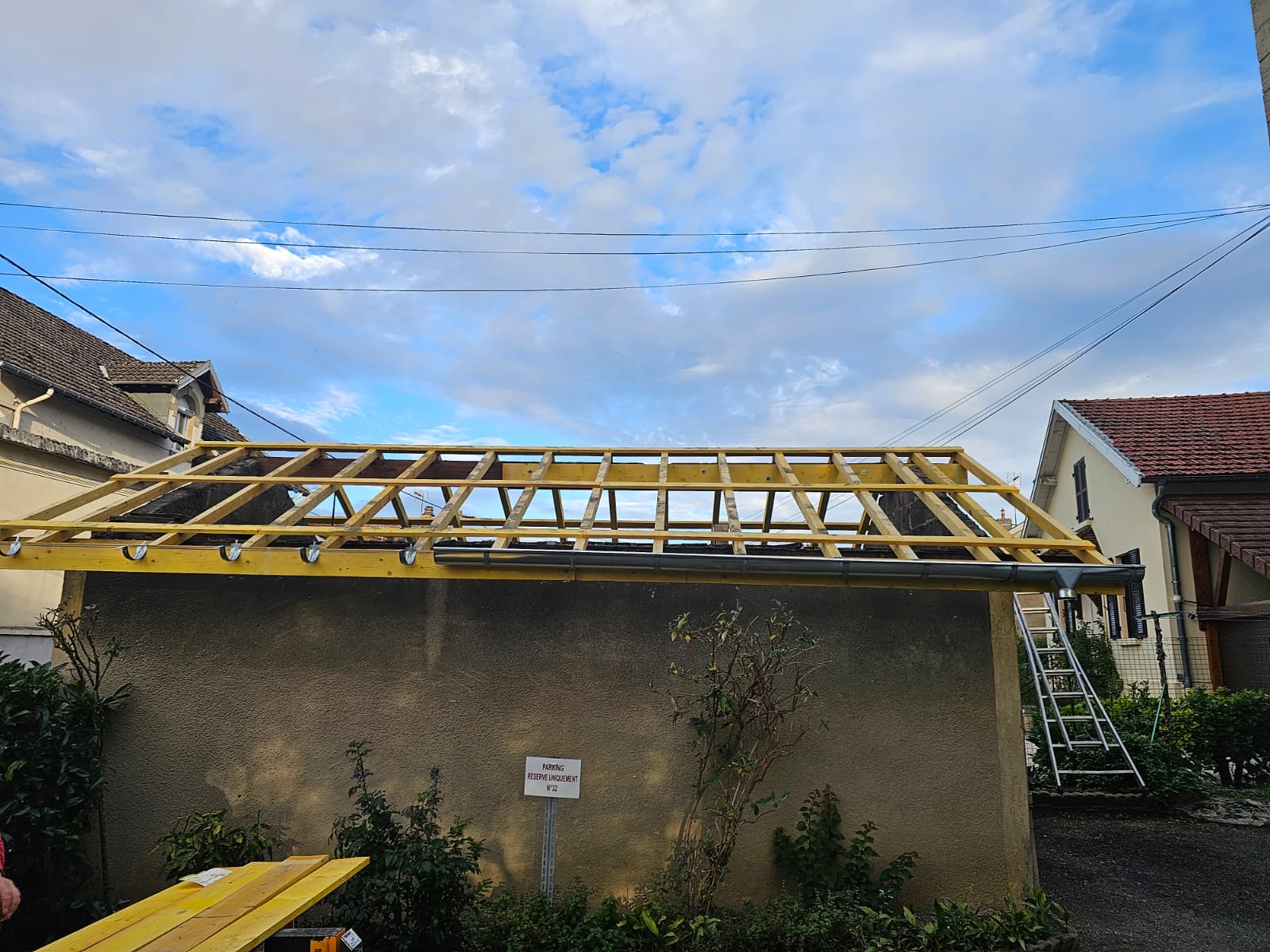 Charpente bois en cours de construction